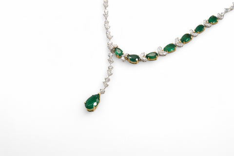 White gold necklace with emerald and diamond