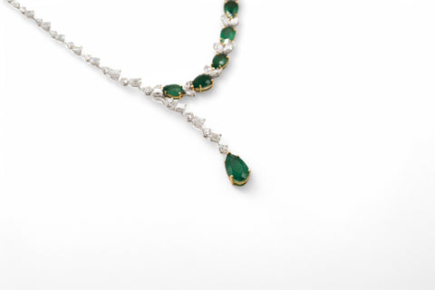 White gold necklace with emerald and diamond