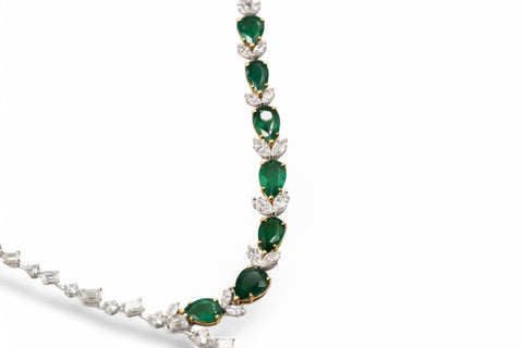 White gold necklace with emerald and diamond