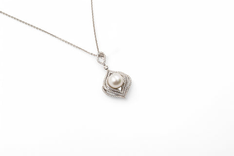 18 Kt white gold necklace with pearl and diamonds