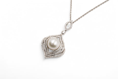 18 Kt white gold necklace with pearl and diamonds