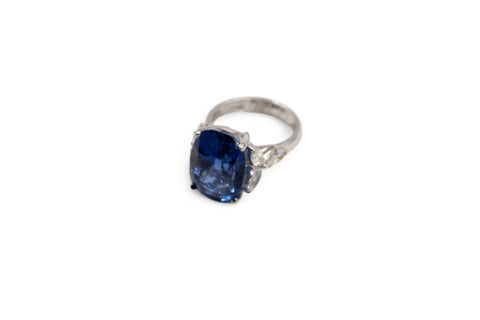 18 Kt gold ring with diamond and sapphire