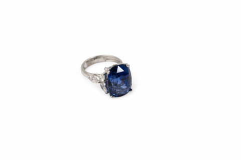 18 Kt gold ring with diamond and sapphire