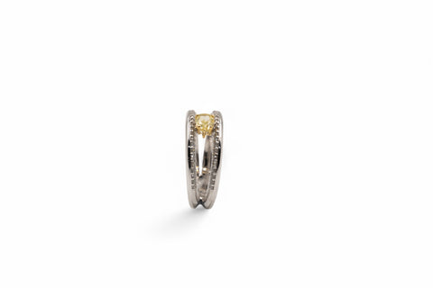 18 Kt gold ring with diamond