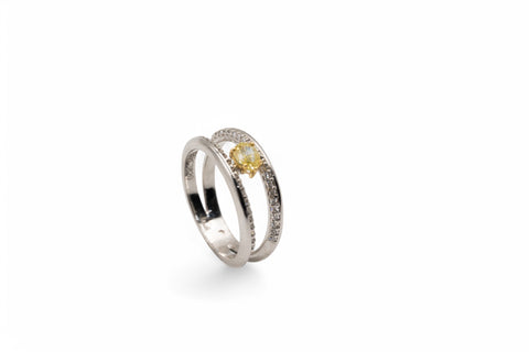 18 Kt gold ring with diamond