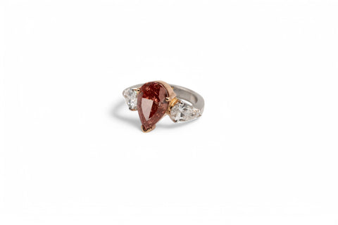 18 kt gold ring with lab grown diamond