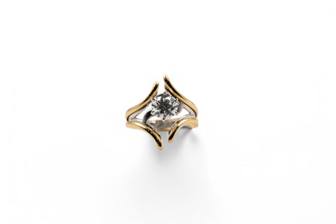 18 kt gold ring with lab grown diamond