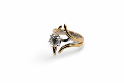 18 kt gold ring with lab grown diamond