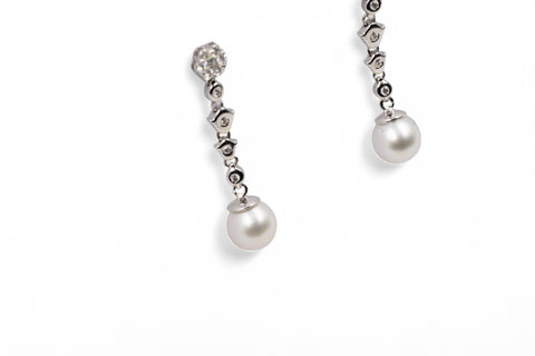 18 Kt gold earring with diamonds and pearl