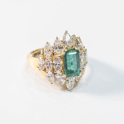 Noble Emerald Ring framed with White Diamonds