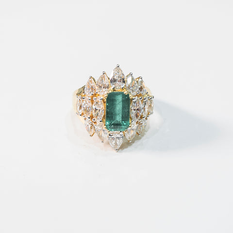 Noble Emerald Ring framed with White Diamonds