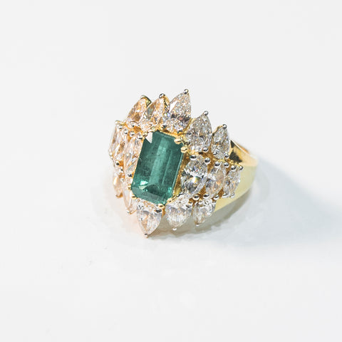 Noble Emerald Ring framed with White Diamonds