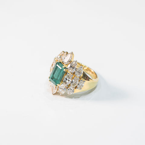 Noble Emerald Ring framed with White Diamonds